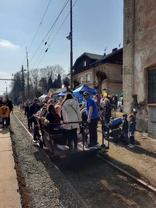 Fotografie ze slavnosti 26.3.2022 k ukončení vlakového provozu v žst. Střezimíř