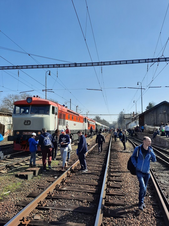 Fotografie ze slavnosti 26.3.2022 k ukončení vlakového provozu v žst. Střezimíř