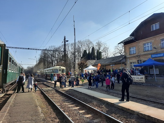 Fotografie ze slavnosti 26.3.2022 k ukončení vlakového provozu v žst. Střezimíř