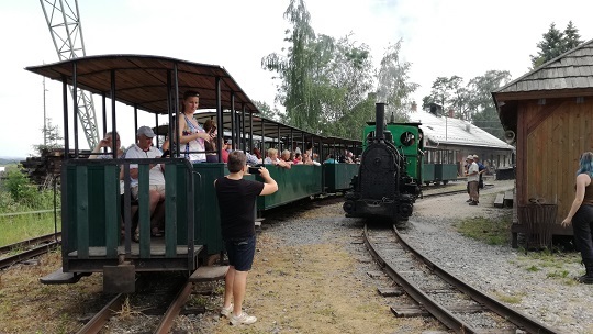 Účastníci zájezdu do Mladějova se svezli úzkokolejkou