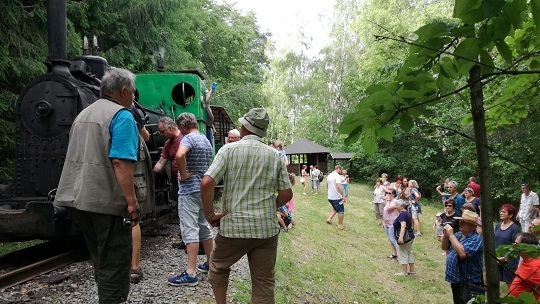 Účastníci zájezdu do Mladějova se svezli úzkokolejkou